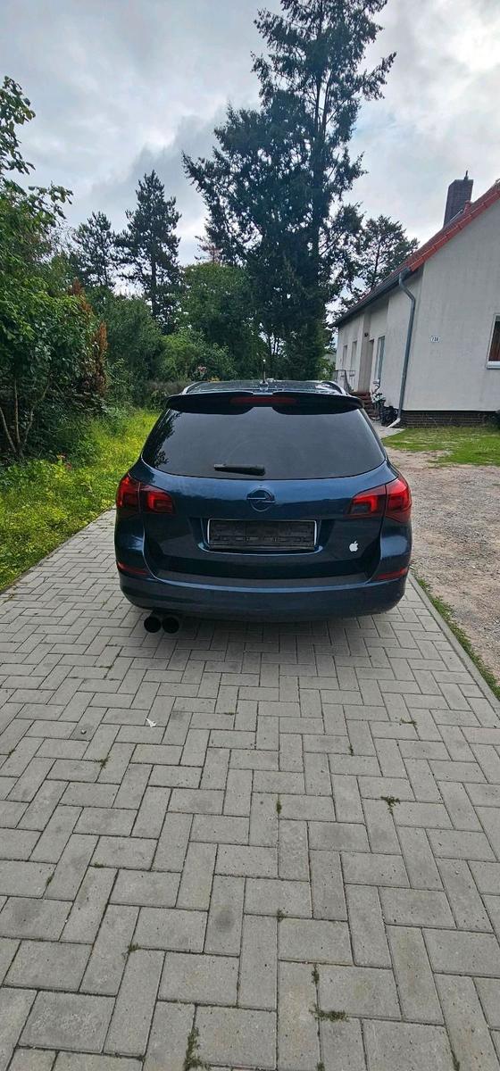 Opel Astra 2011 — photo 7