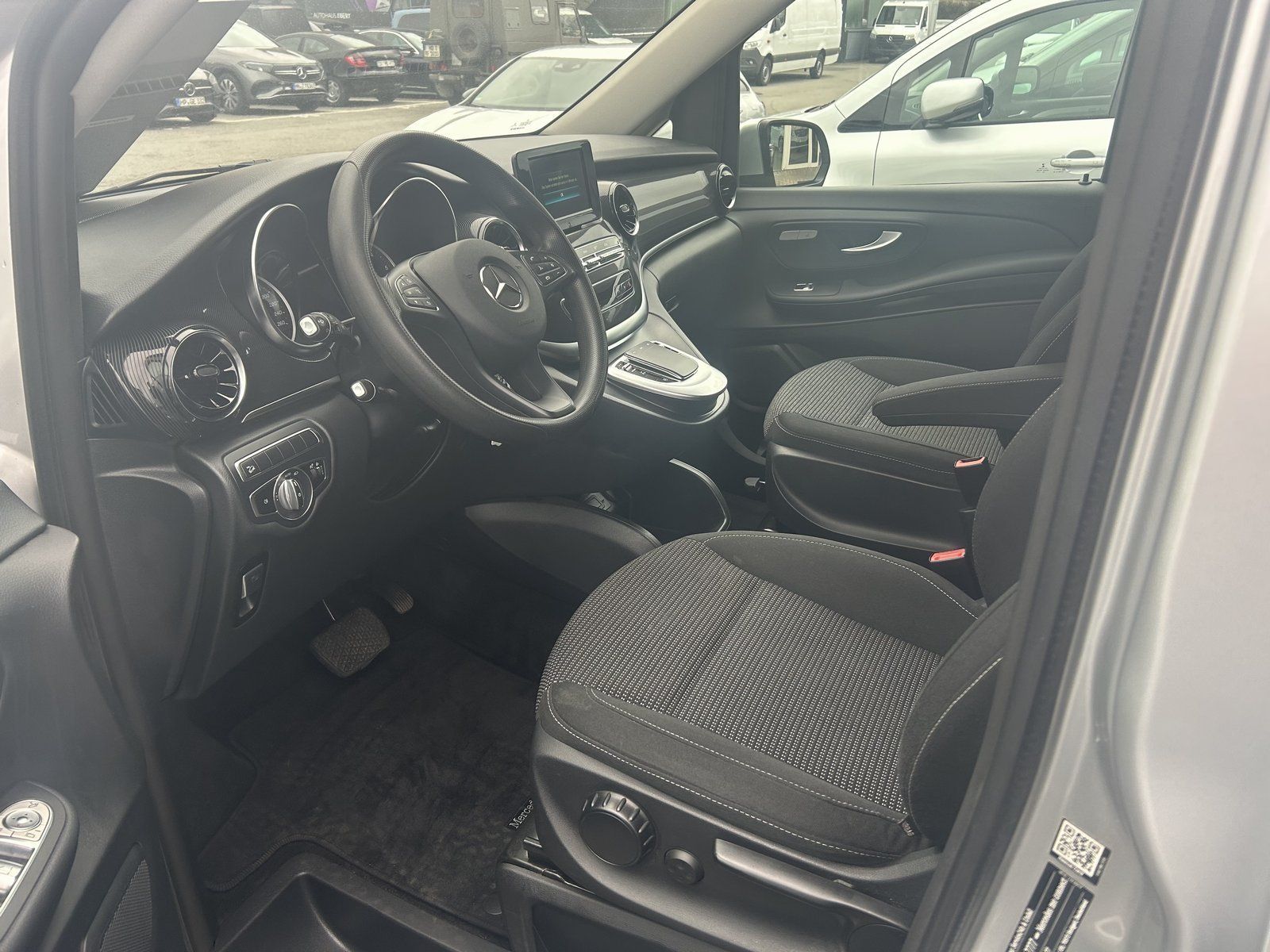 Fahrzeugabbildung Mercedes-Benz V 300 d 4M extralang AHK 8-Sitz AIRMATIC Kamera