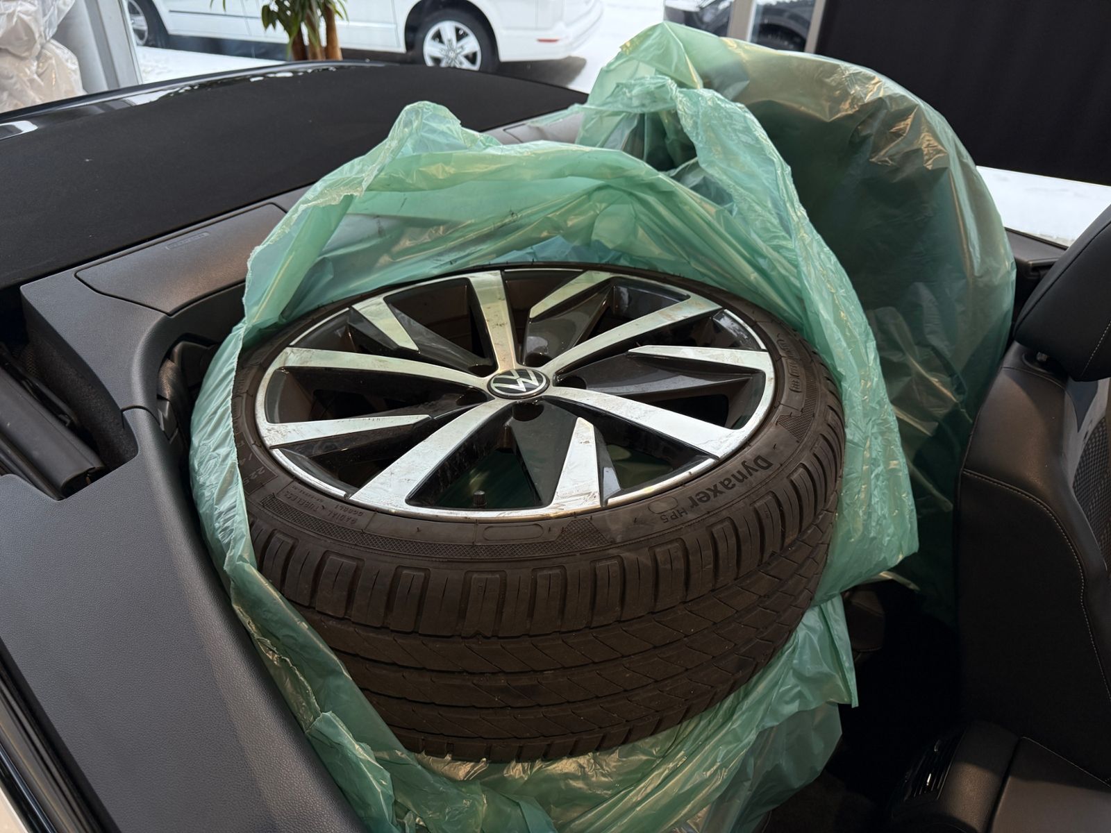 Fahrzeugabbildung Volkswagen T-Roc Cabrio R-Line Black AHK BEATS 8-FACH BEREI