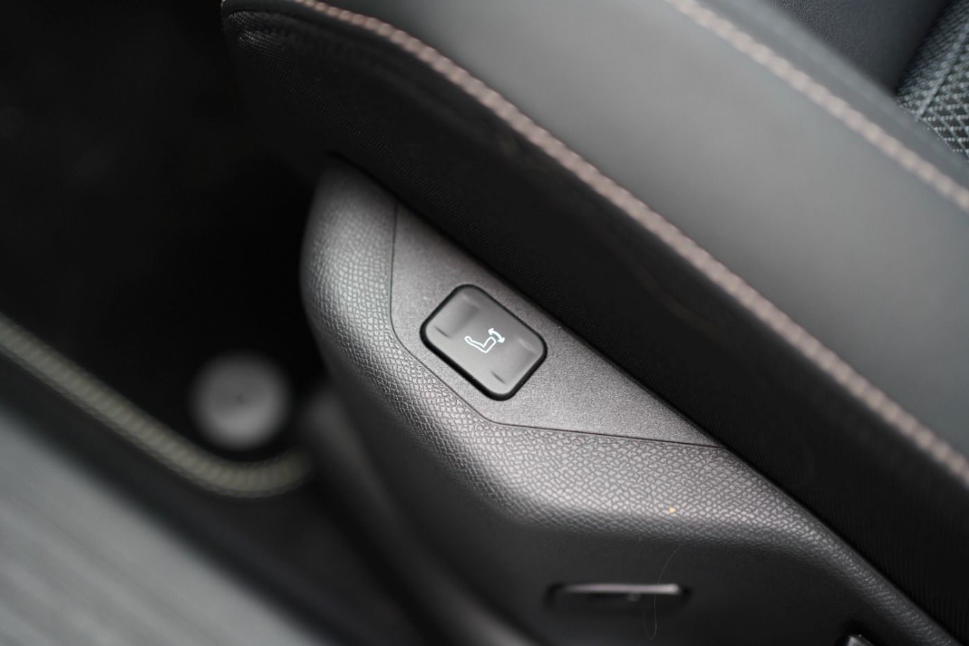 Fahrzeugabbildung Peugeot 5008 Allure Hybrid 145 e-DSC6 7 Sitzer Navi