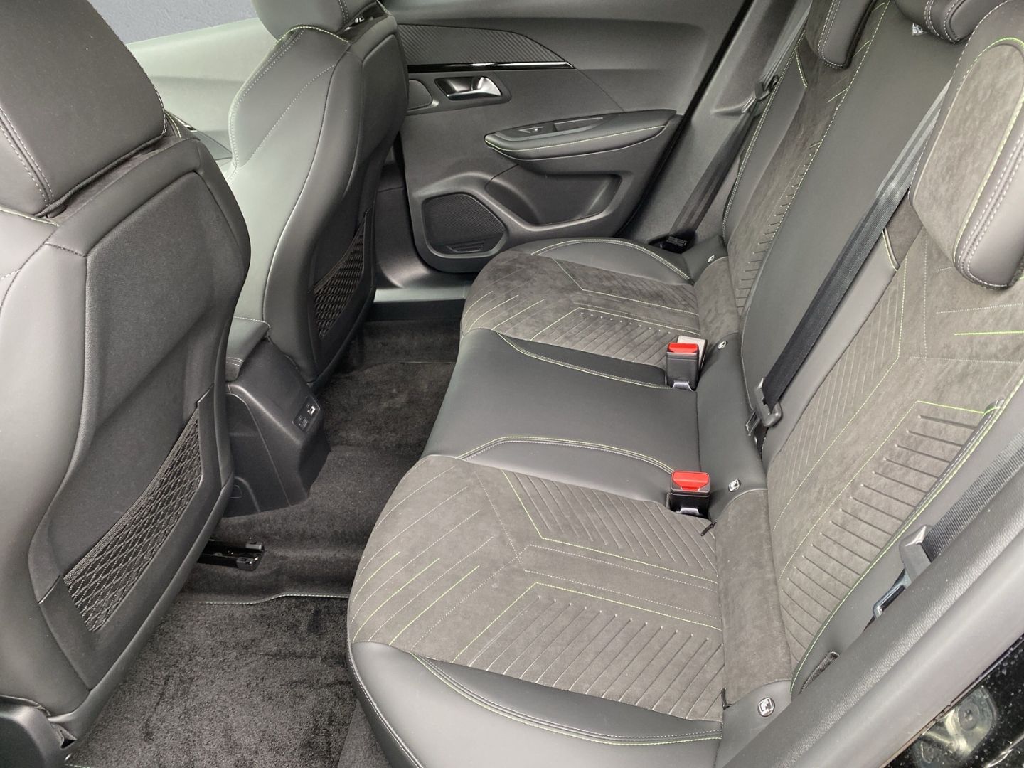 Fahrzeugabbildung Peugeot 2008 Hybrid 136 GT Navigation ACC Rückfahrk. DAB