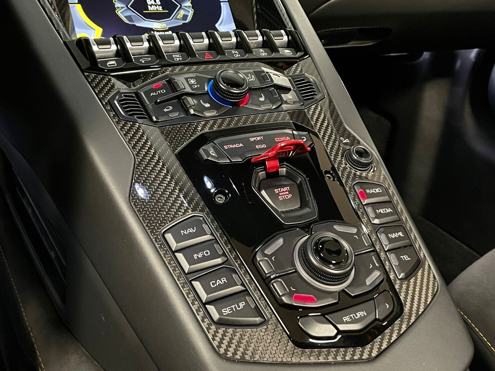 Fahrzeugabbildung Lamborghini AVENTADOR S ROADSTER CARBON LIFT TOPZUSTAND!!!