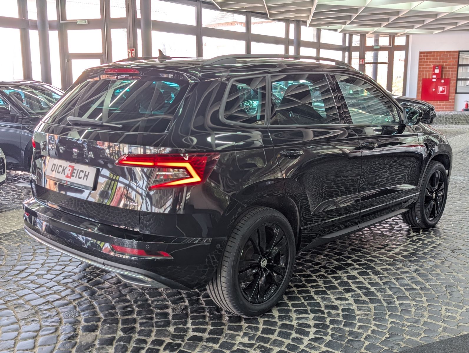 Fahrzeugabbildung SKODA Karoq Sportline 4x4 2.0 TSI ACC APP 4xSHZ AMBI