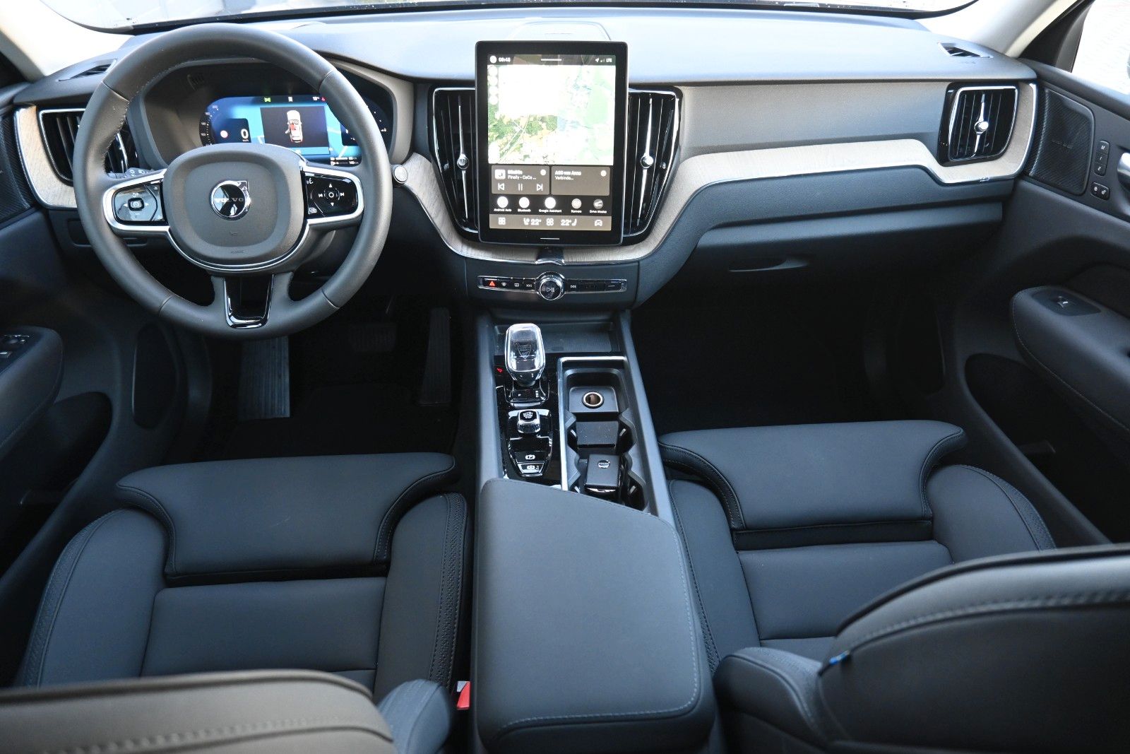 Fahrzeugabbildung Volvo XC60 T6 Plug-in Hybrid AWD Plus Bright*360°*ACC