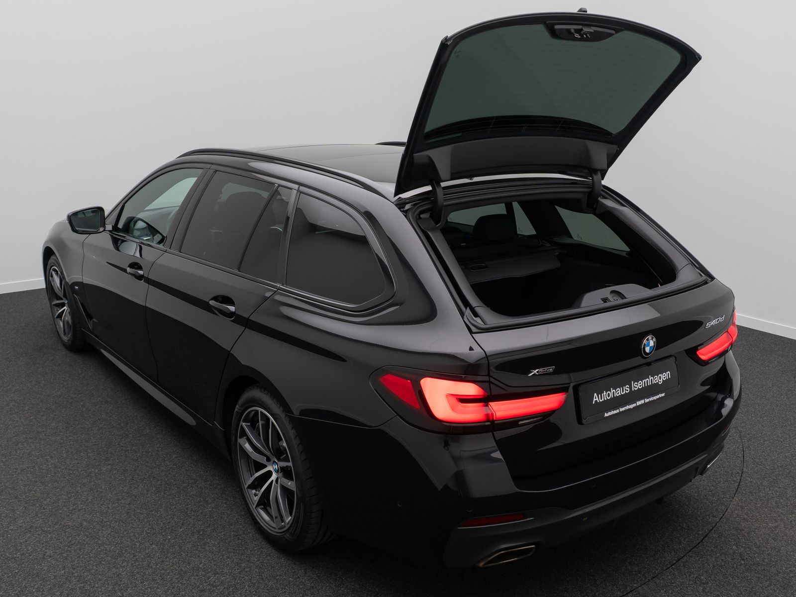 Fahrzeugabbildung BMW 540d xD M Sport DAB HUD DisplayKey Panorama HiFi