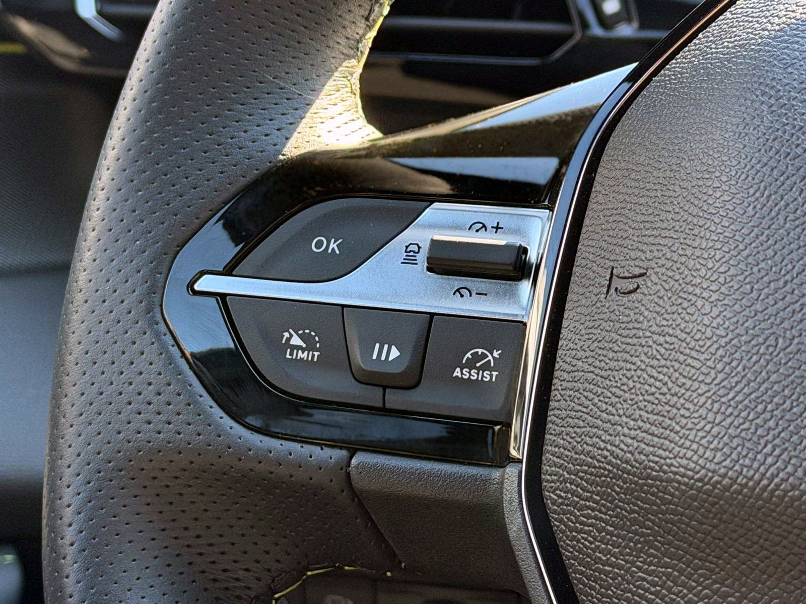 Fahrzeugabbildung Peugeot 308 GT Autom. Plug-In ACC KAM PDC NAV LED LHZ