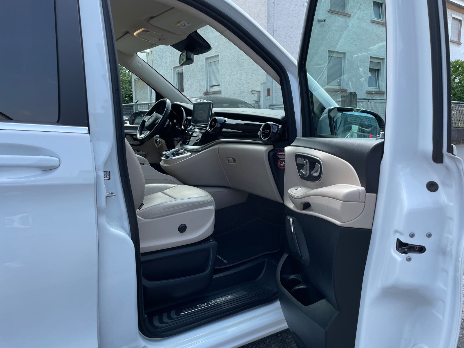 Fahrzeugabbildung Mercedes-Benz V 300 d Lang Avantgarde AMG-Line |Burmester|360°