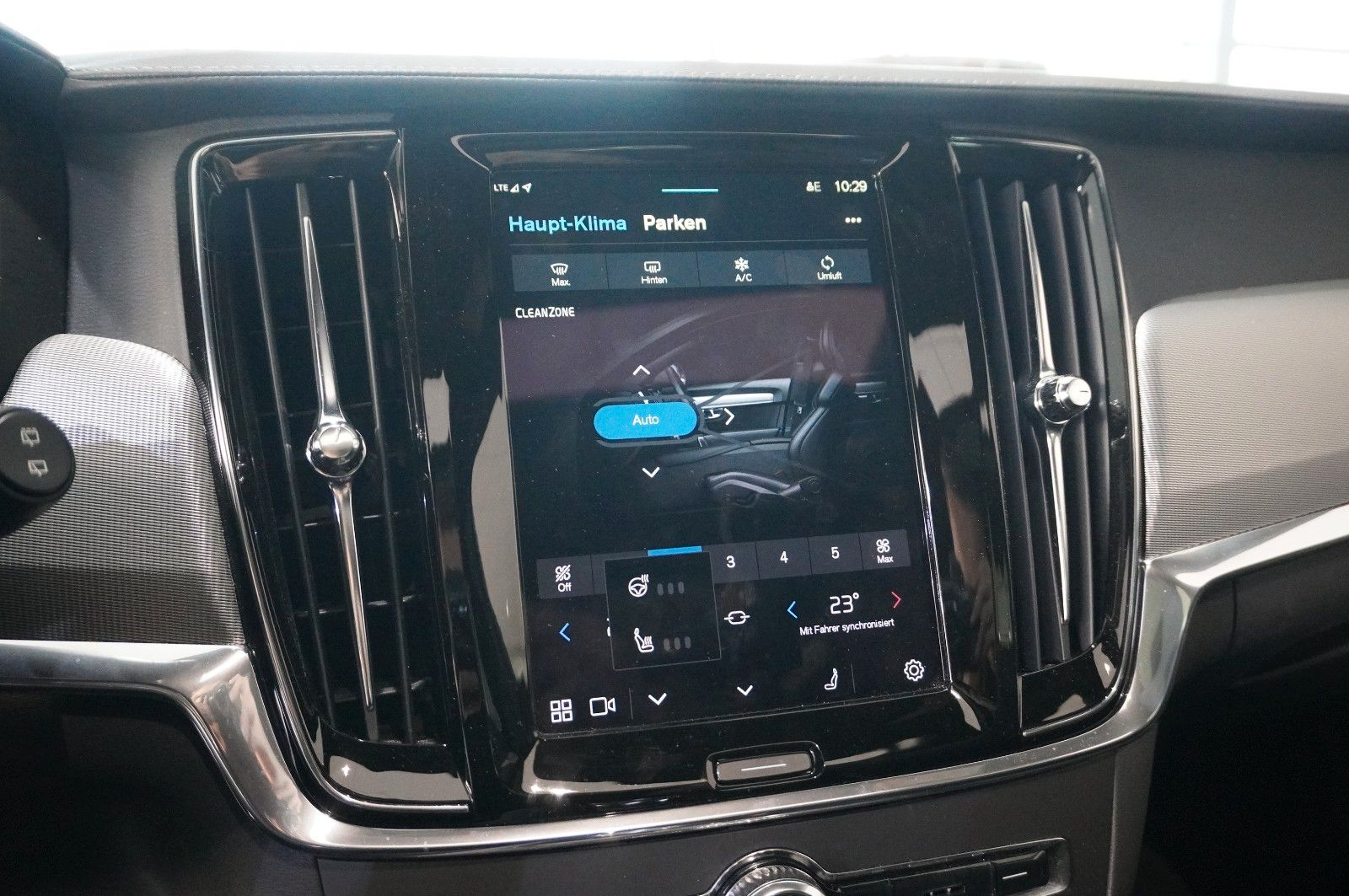 Fahrzeugabbildung Volvo V90 Kombi B4 PLUS DARK NAVI/LED/KAMERA/PANO./H&K
