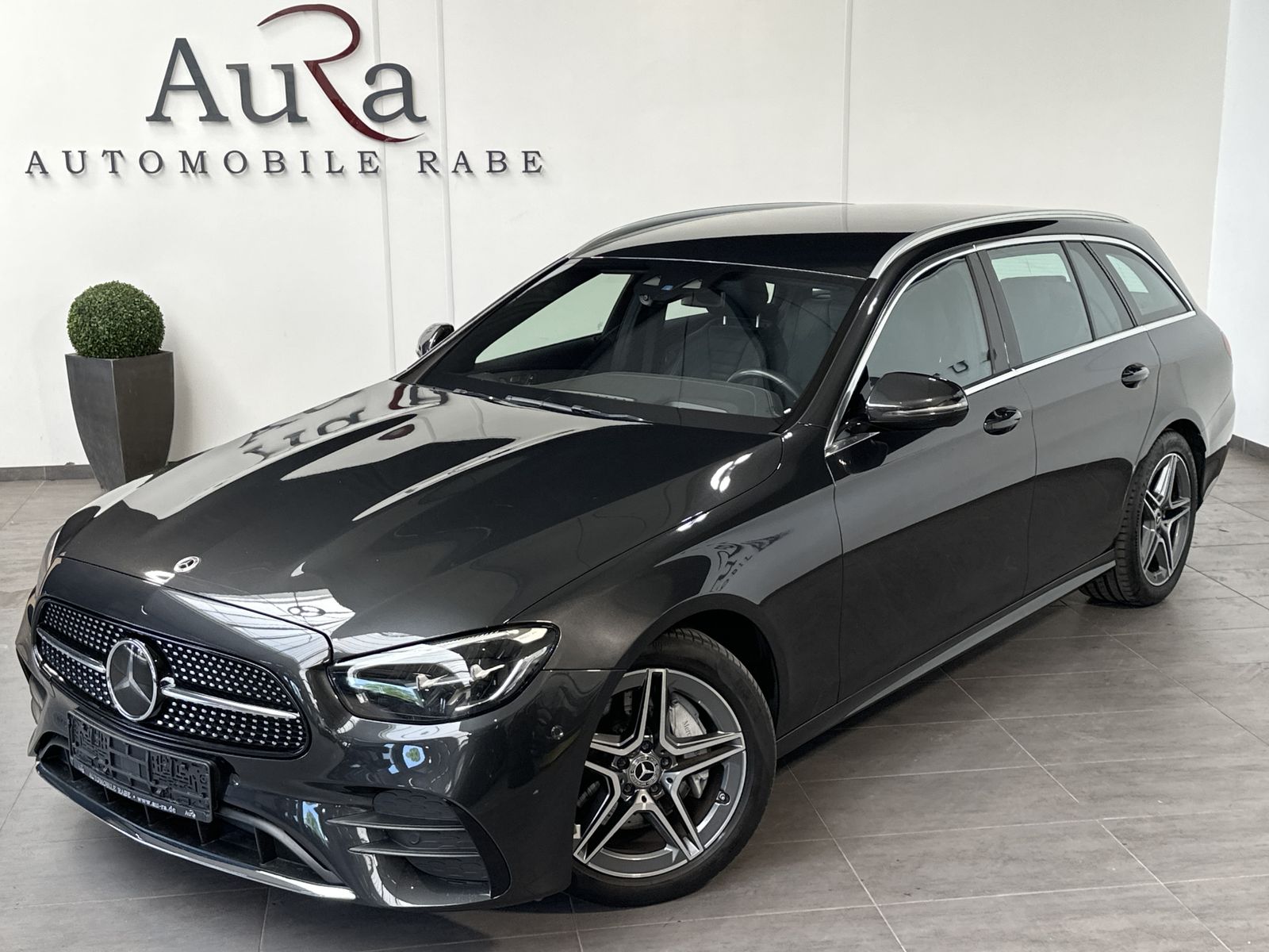 Fahrzeugabbildung Mercedes-Benz E 220d T AMG Line NAV+LED+ACC+HUD+KAM+AHK+18ZOLL
