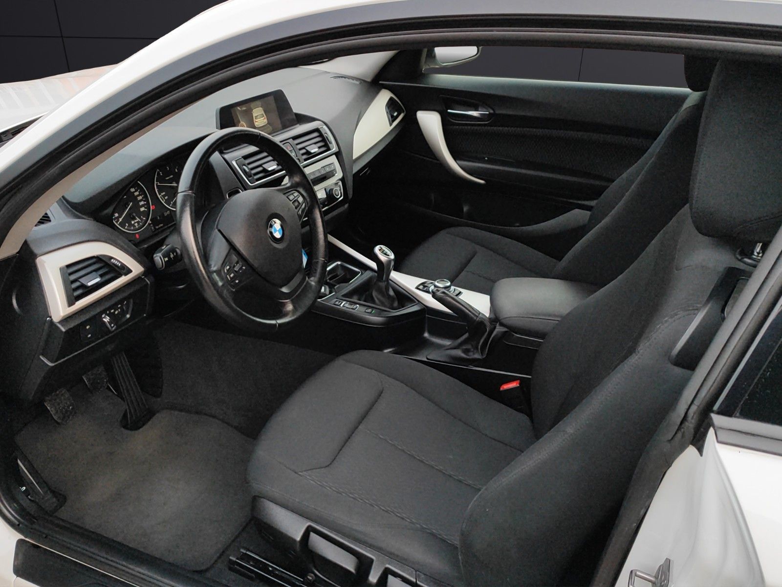 Fahrzeugabbildung BMW 118 d xDrive Advantage*Navi*SitzHZ*Ambiente*PDC*