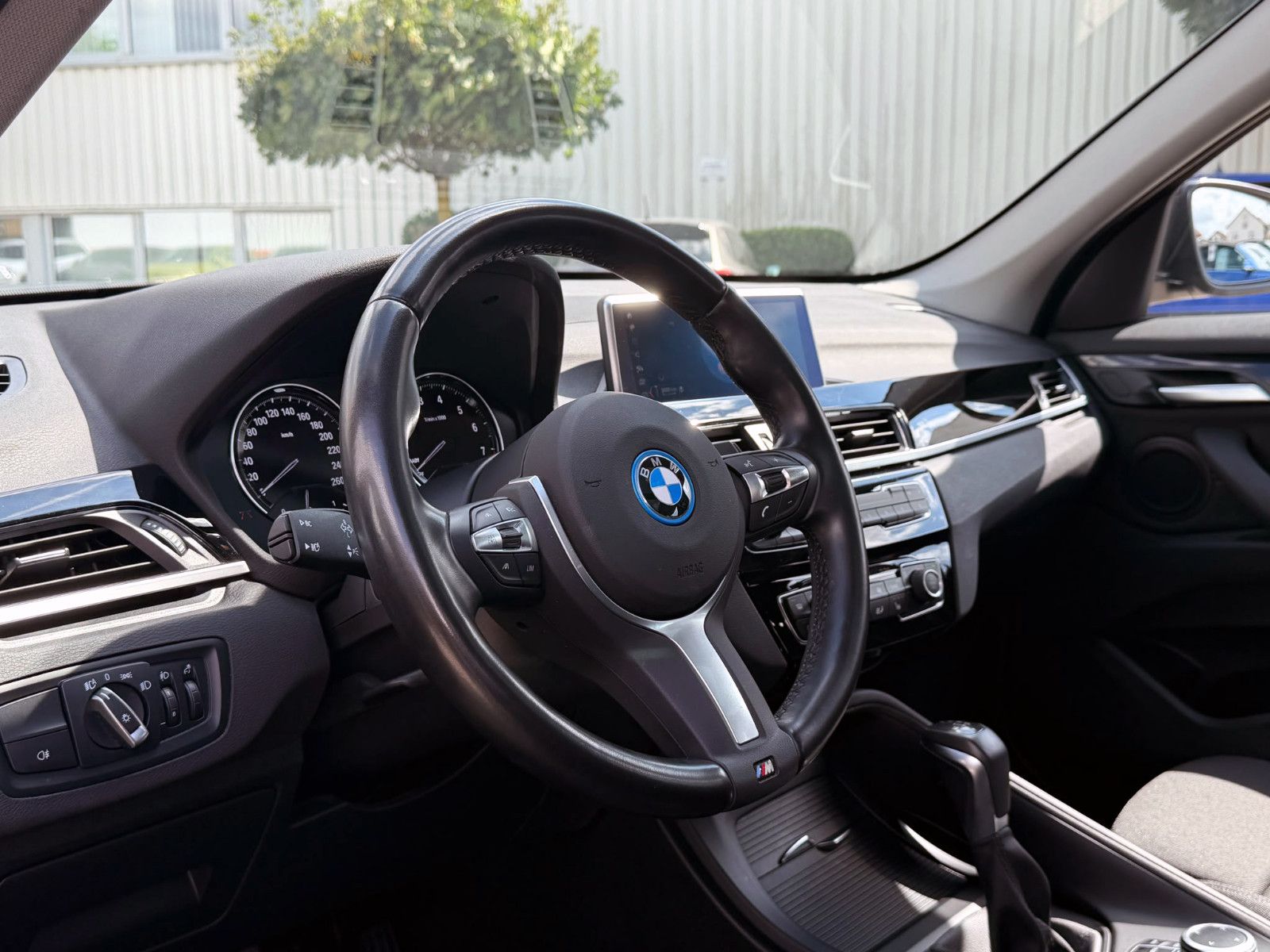Fahrzeugabbildung BMW X1 xDrive25e Advantage ACC KAM PANO LED SHZ NAV
