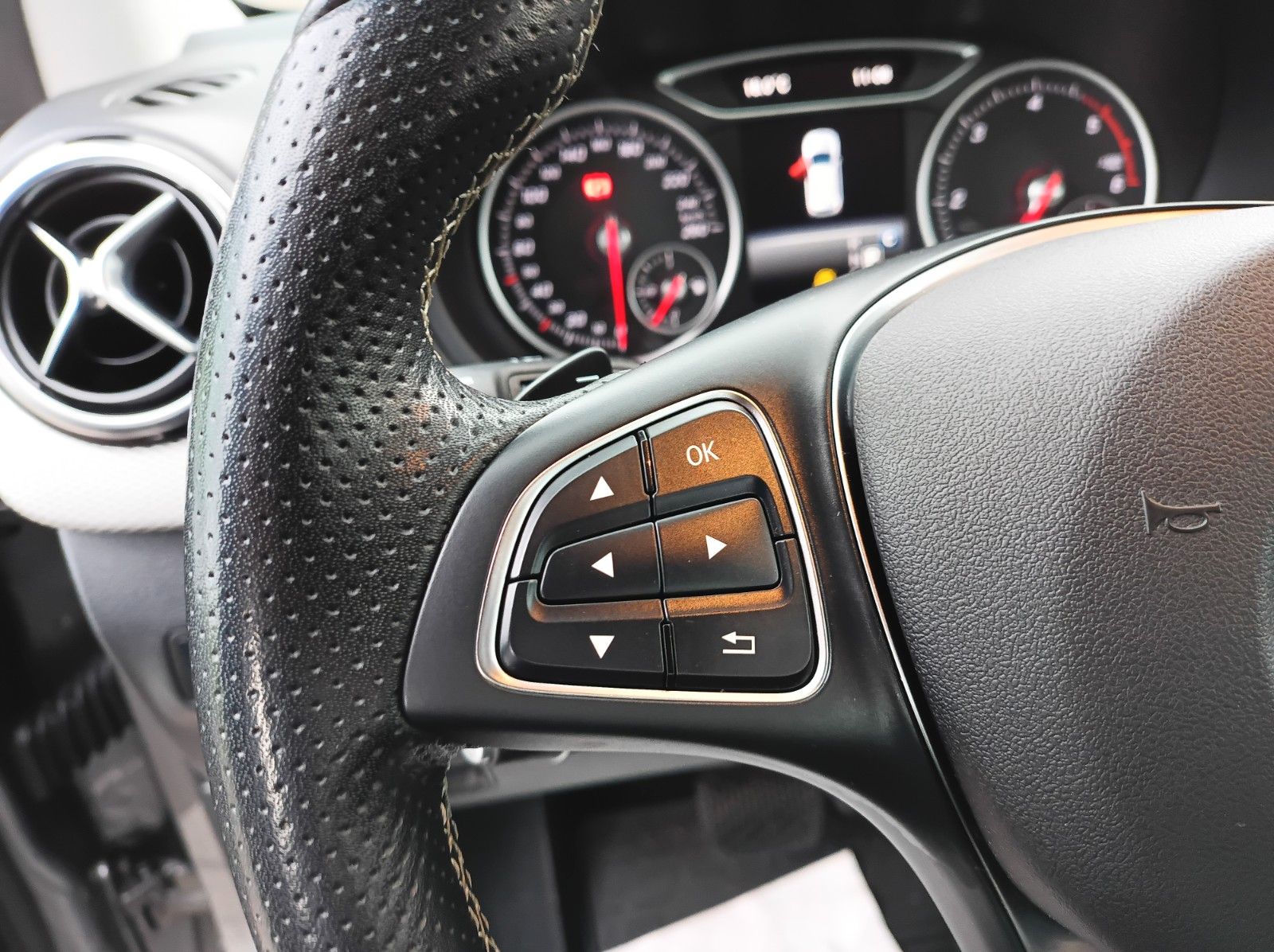 Fahrzeugabbildung Mercedes-Benz B 200d*ALLRAD+AHK+8FACH+BUSINESS+WENIG KM+INSPEK