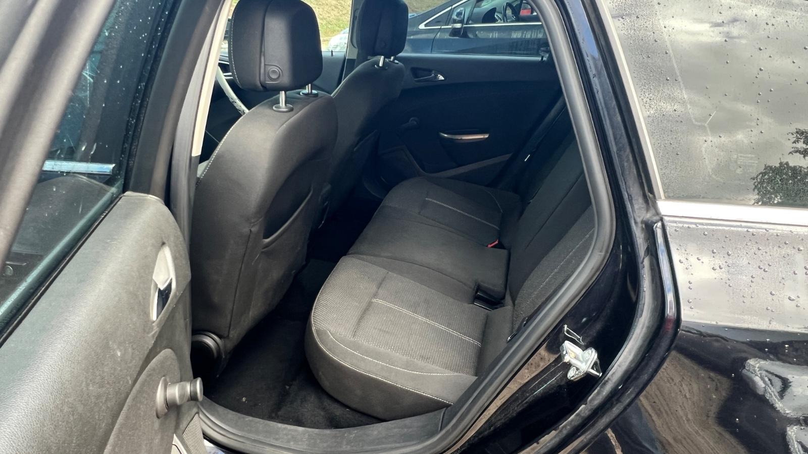 Opel Astra 2011 — photo 11