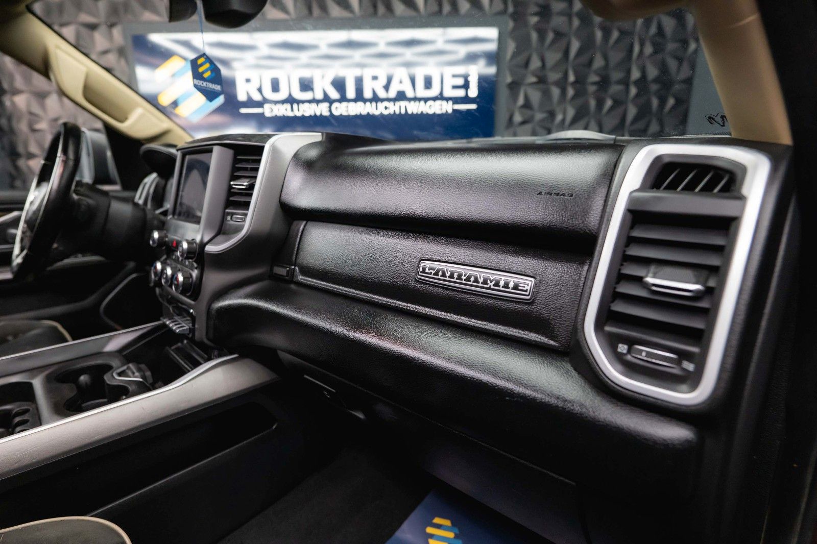 Fahrzeugabbildung Dodge RAM 5.7 V8 HEMI 4x4 NIGHT LARAMIE *Unfallfrei*