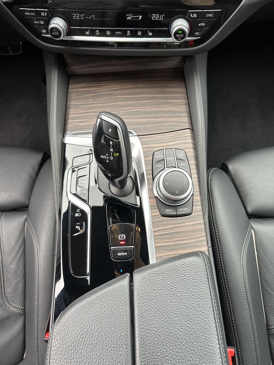 Fahrzeugabbildung BMW 530e Touring M-Sport NAV+LASER+AHK+HEAD-UP+18ZO