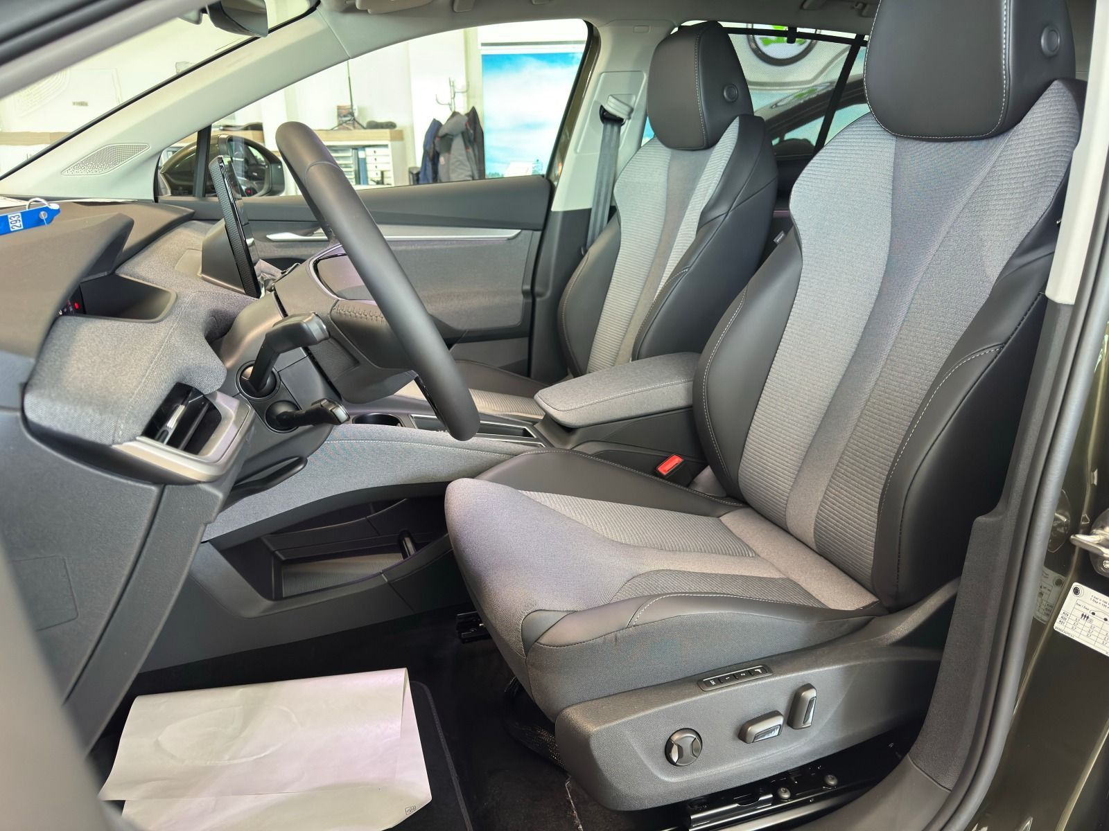 Fahrzeugabbildung SKODA Enyaq 60 Lodge*RFK*AHK*20Zoll*eHeck