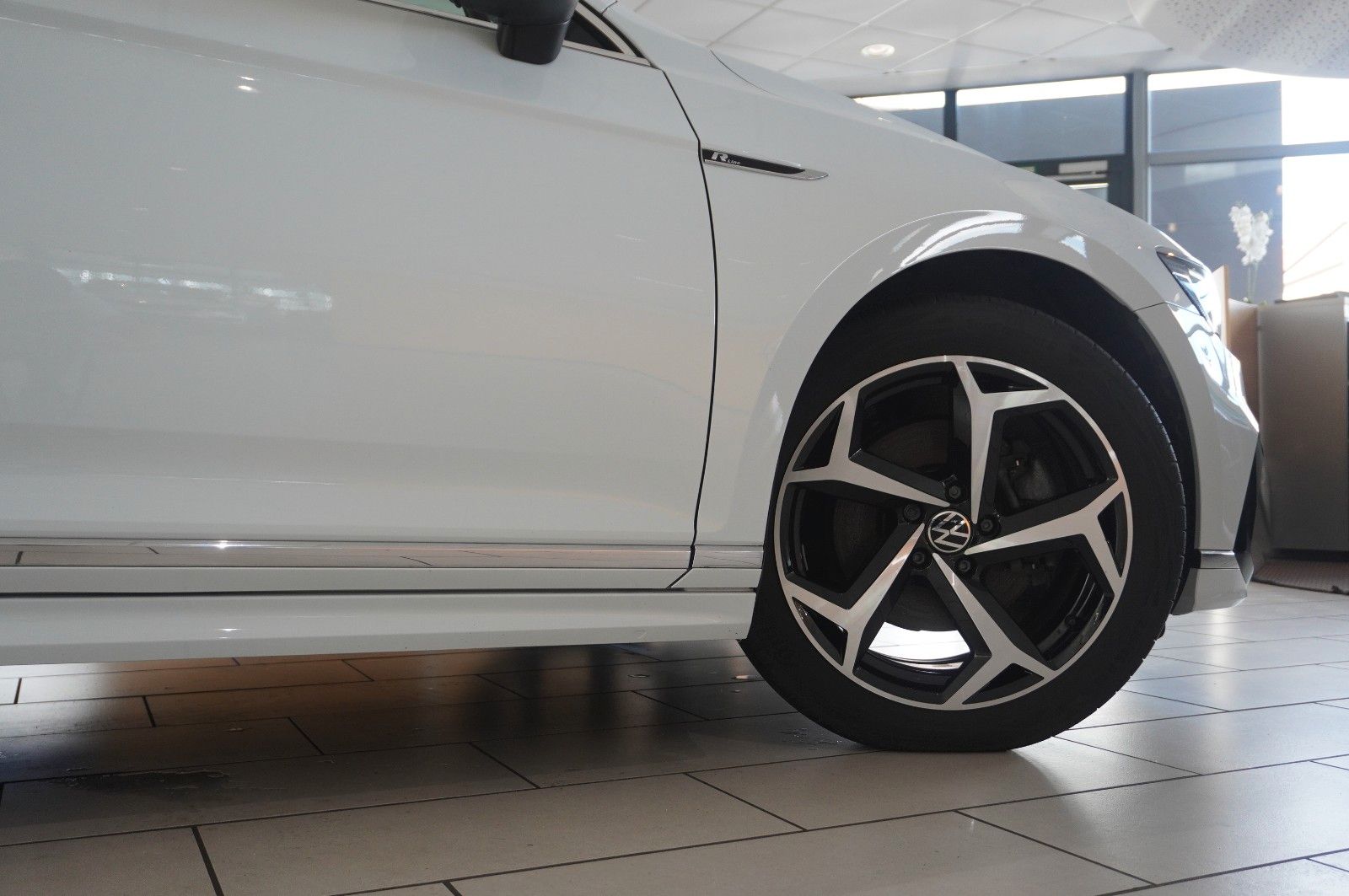 Fahrzeugabbildung Volkswagen Passat Vari. 2.0D R-LINE 4M NAVI/LED/KAMERA/AHK