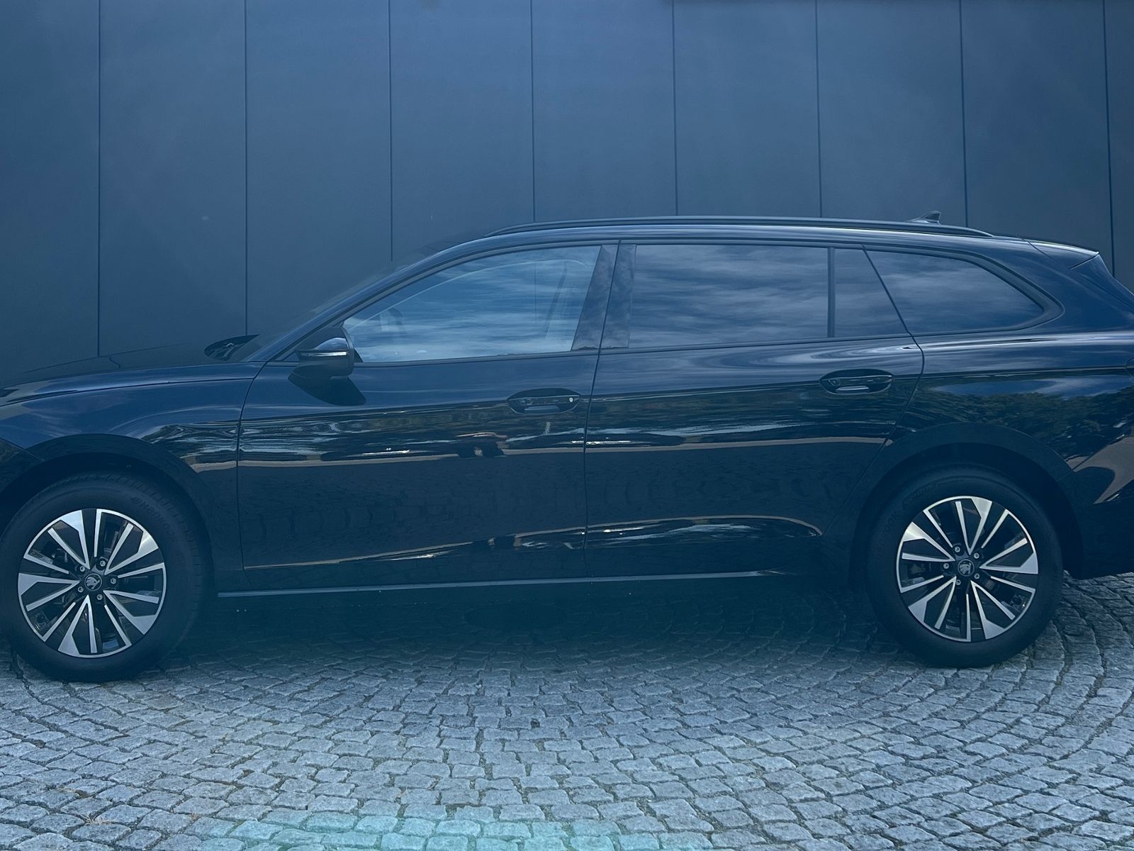 Fahrzeugabbildung SKODA Superb Combi Selection 2.0 TDI DSG *AHK, Navi, K