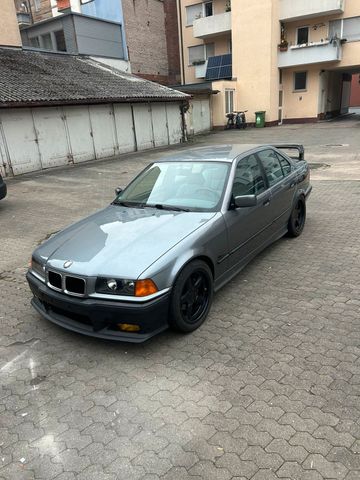 BMW e36 323i