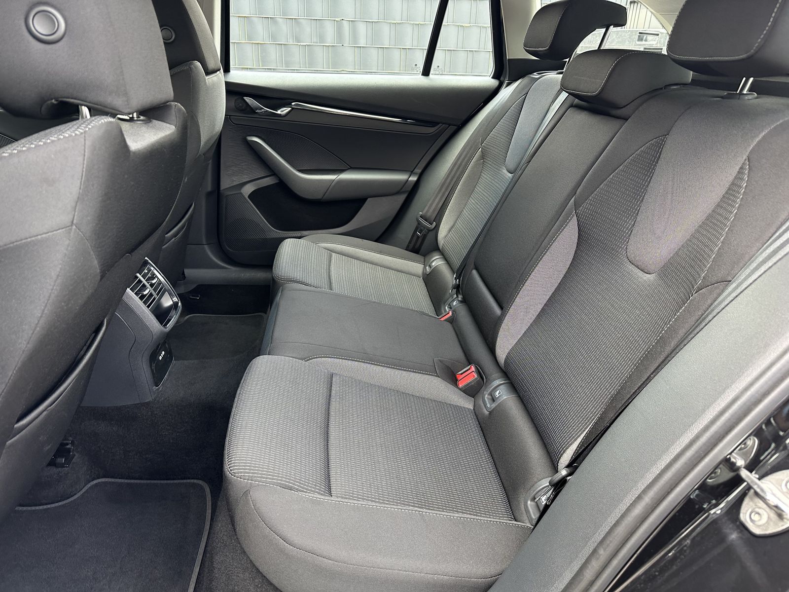 Fahrzeugabbildung SKODA Octavia Combi 2.0 TDI DSG Ambition NAV+LED+ACC