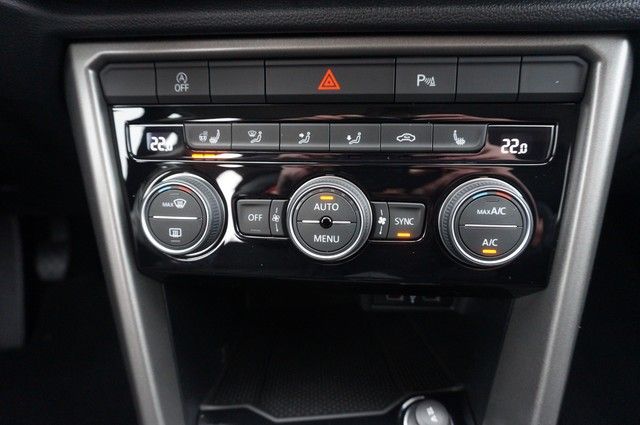 Fahrzeugabbildung Volkswagen T-Roc TSI Style LED AHK Navi ACC RFK SH LM