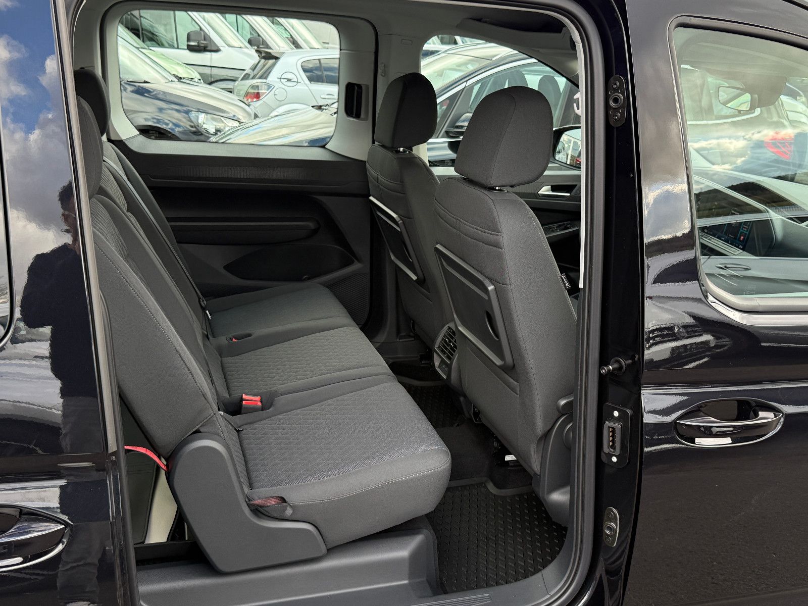 Fahrzeugabbildung Volkswagen Caddy Life Maxi TSI DSG ACC AHK LED Kamera Sthz