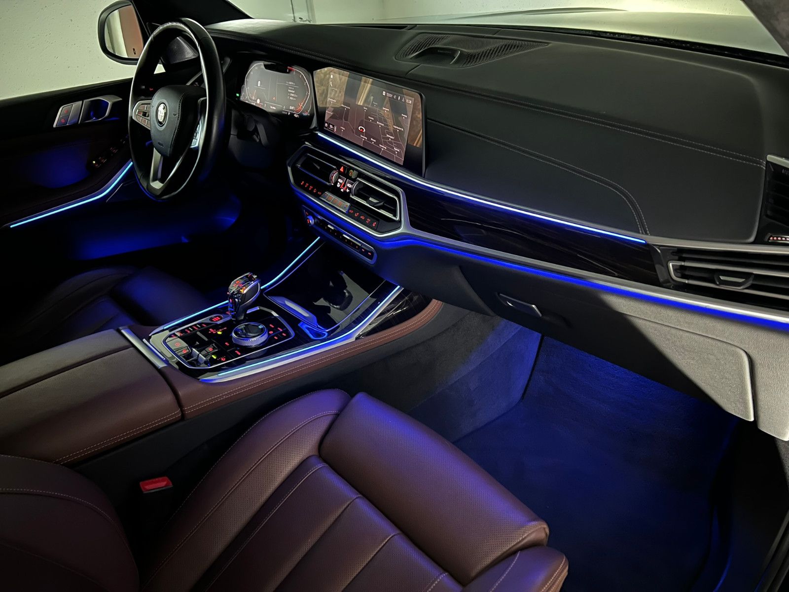 Fahrzeugabbildung BMW X7 xDrive 30d/AHK/B&W/SKYLOUNGE/MASSAGE/7-SITZER