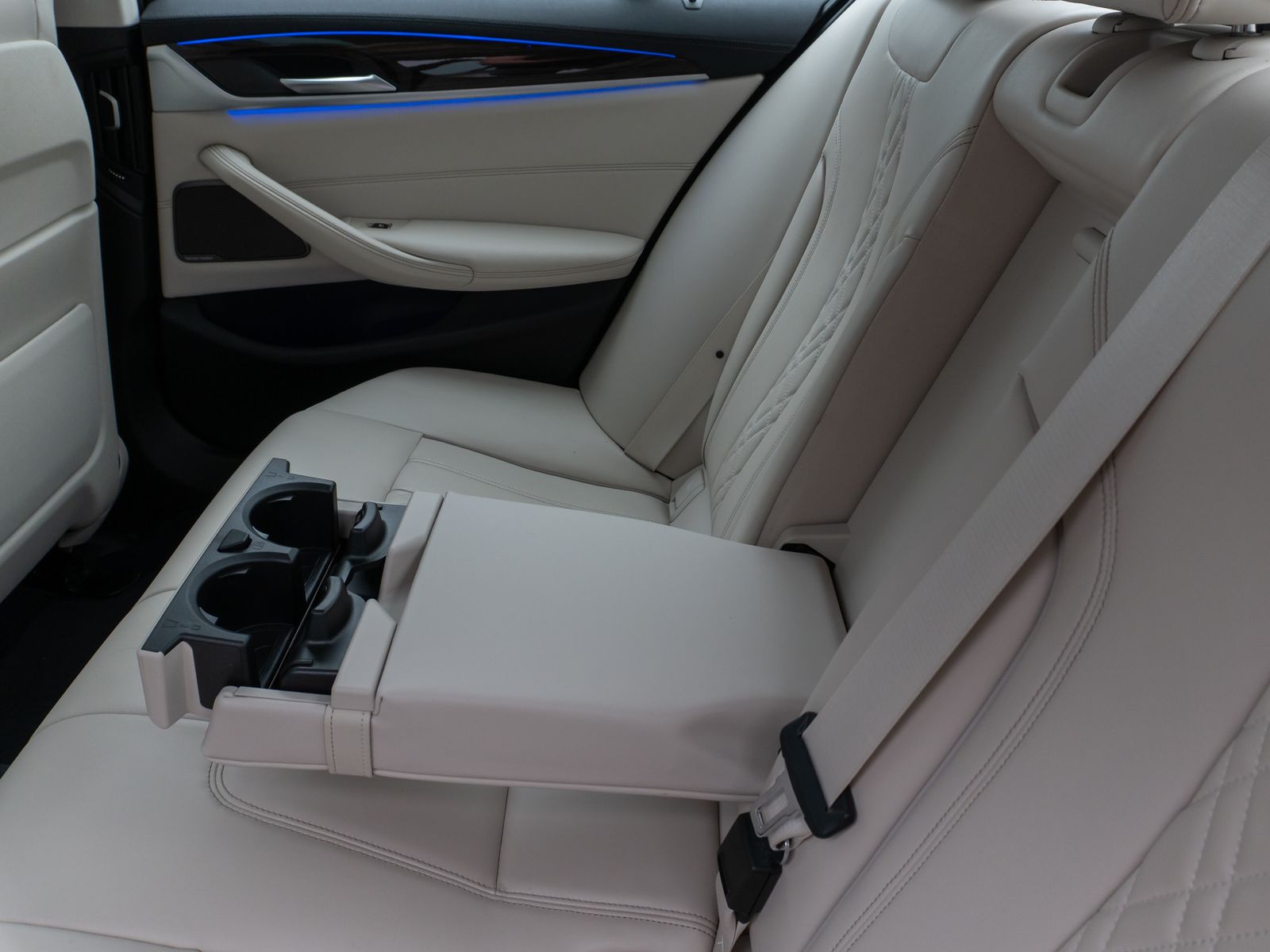 Fahrzeugabbildung BMW 540i Luxury Line Kamera Glasdach Laser HUD H/K