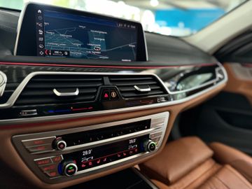 Fahrzeugabbildung BMW 740d xDr Glasdach ACC HUD HI-FI Ferngest.Parken