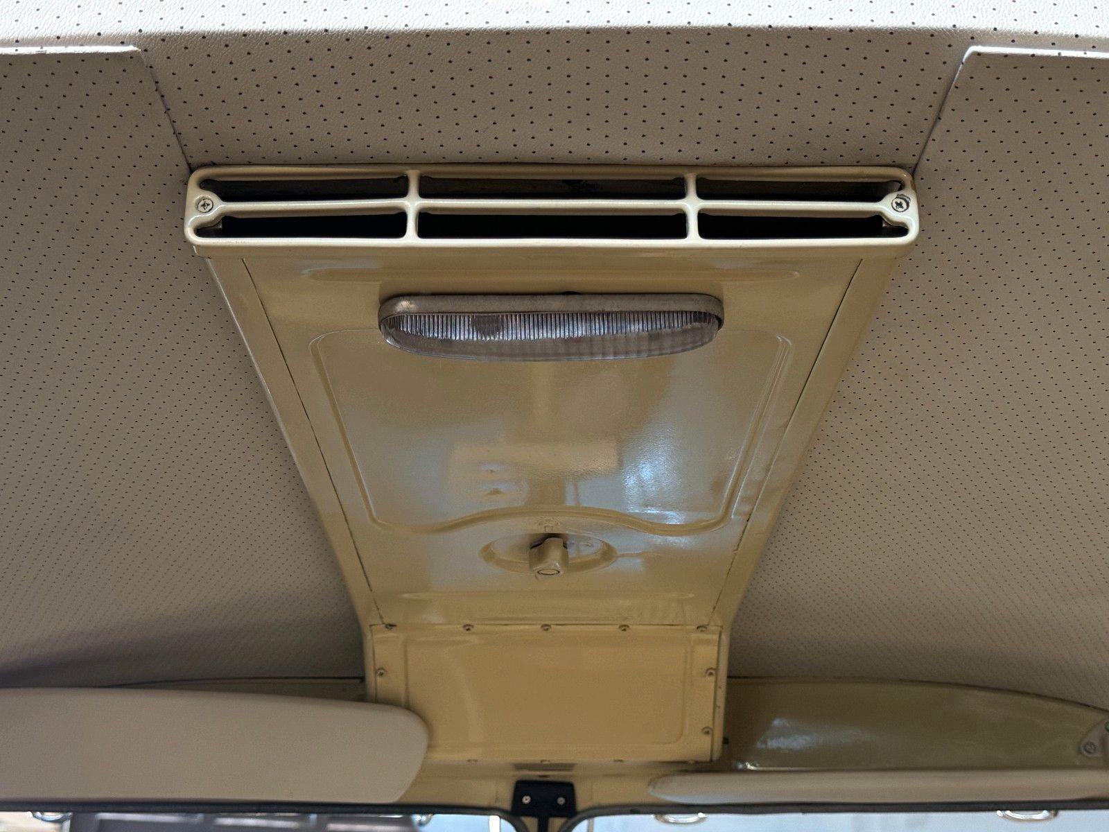 Fahrzeugabbildung Volkswagen T1 Samba 9-Sitzer Faltdach mit Panoramafenstern