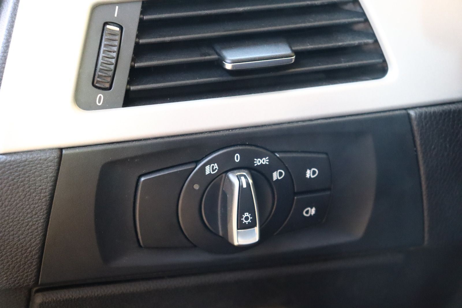 Fahrzeugabbildung BMW 318 i Touring * Xenon * SHZ * Navi