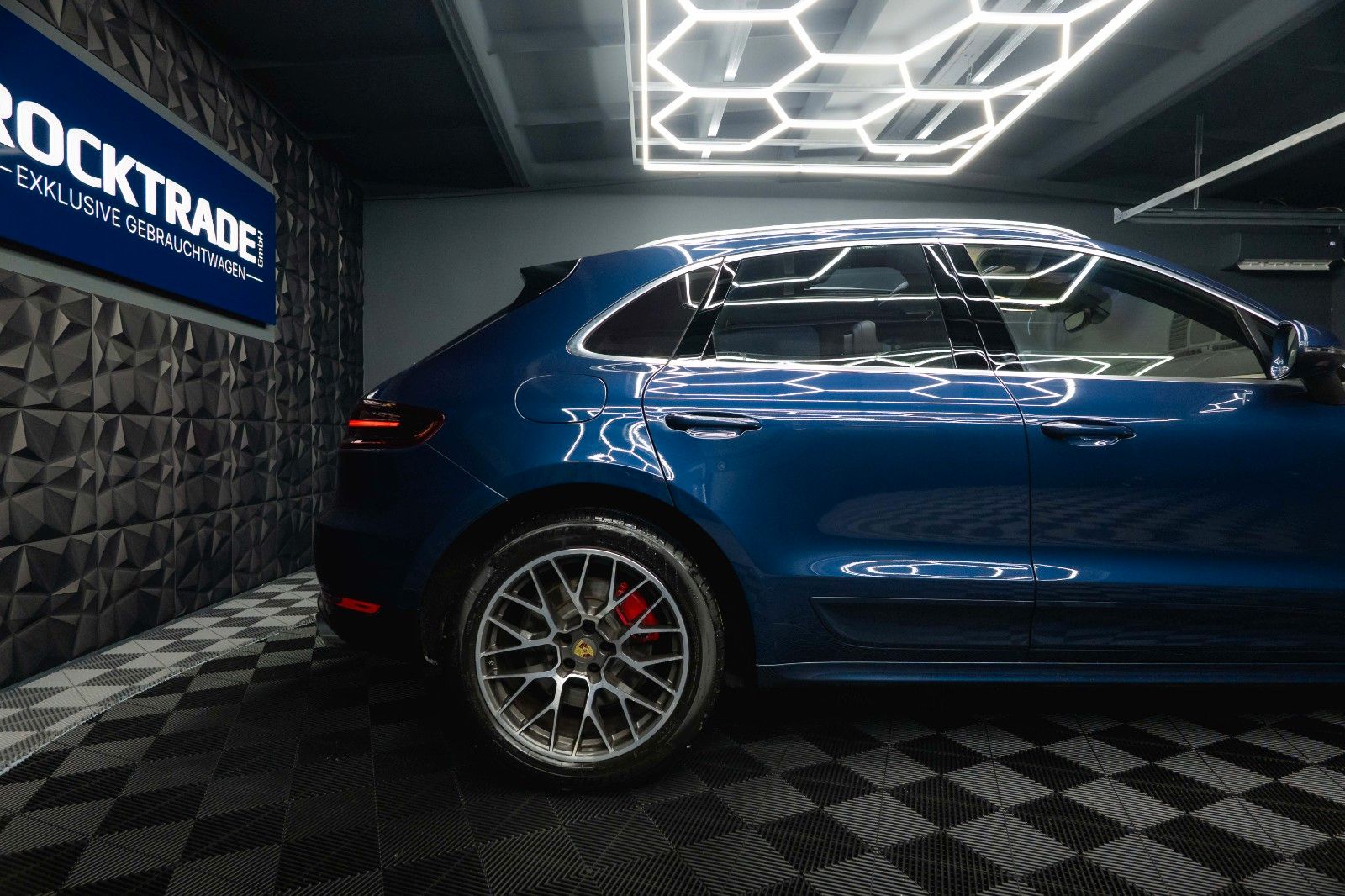 Fahrzeugabbildung Porsche Macan Turbo Sport-Design Chrono+ *Pano*DAB*LED*