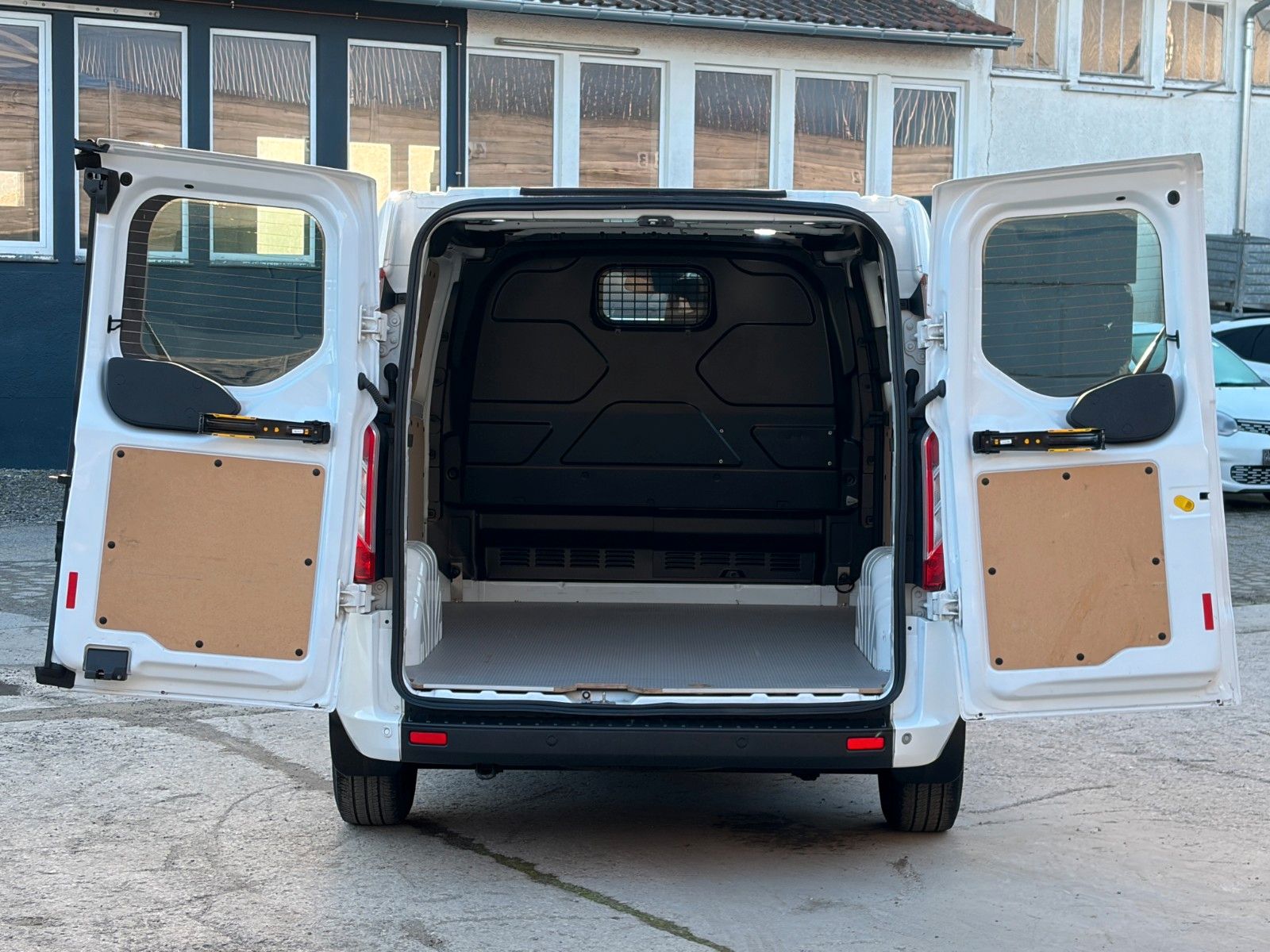 Fahrzeugabbildung Ford Transit Custom Kasten 340 L1 Trend Auto. StHz