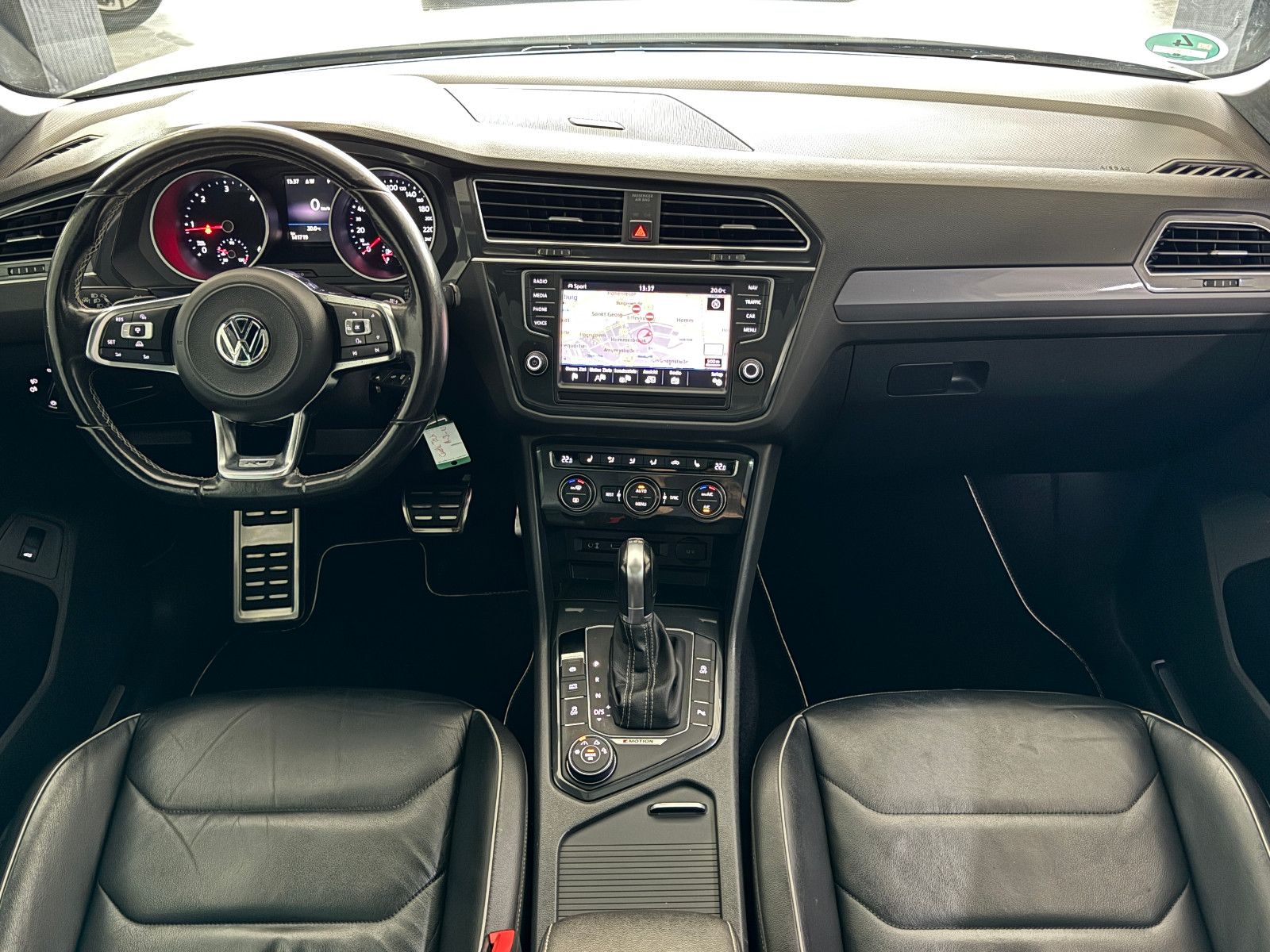Fahrzeugabbildung Volkswagen Tiguan DSG 4MO 3X R-LINE PANO MEMORY BLACK STYLE