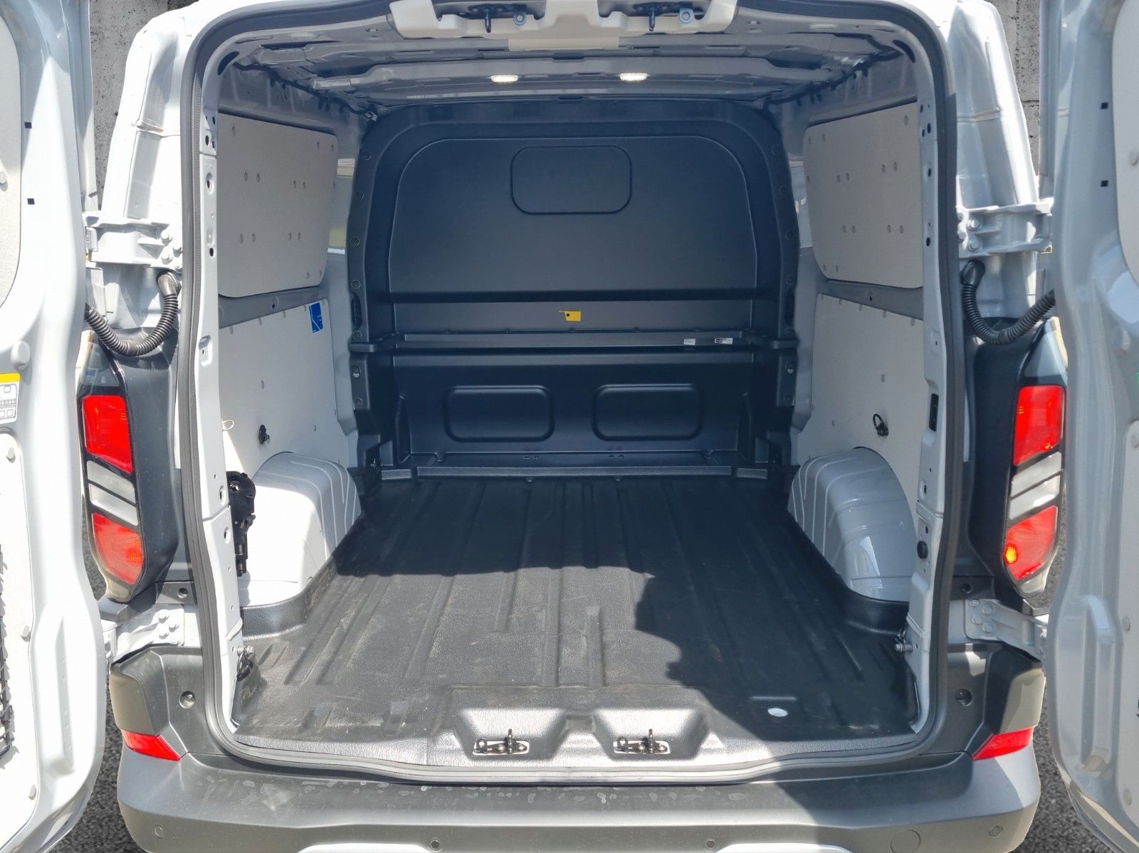 Fahrzeugabbildung Ford Transit Custom Kasten 320 L2 Trail Doppelkabine