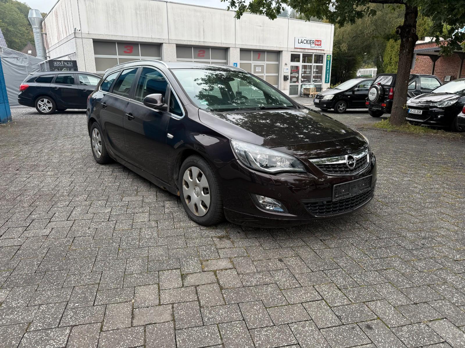 Opel Astra 2012 — interior