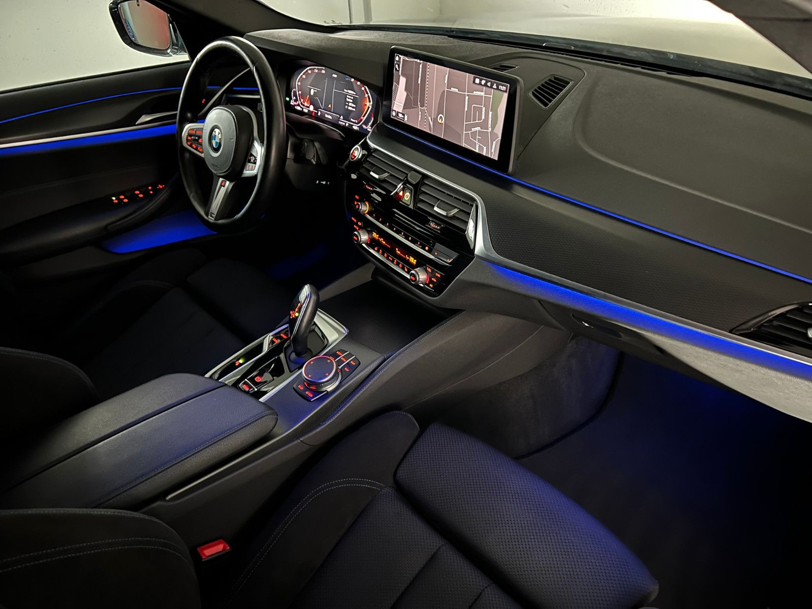 Fahrzeugabbildung BMW 520 d xDrive M SPORT/STHZ/LED/ACC/AHK/AMBIENTE