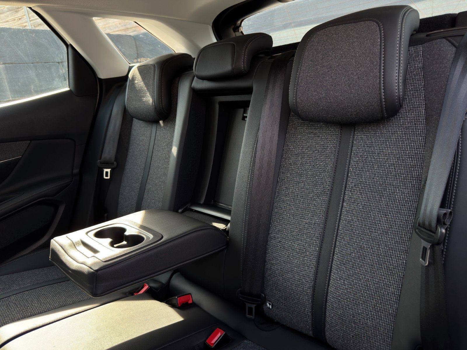 Fahrzeugabbildung Peugeot 3008 PureTech 180 Allure Tempomat PDC CarPlay