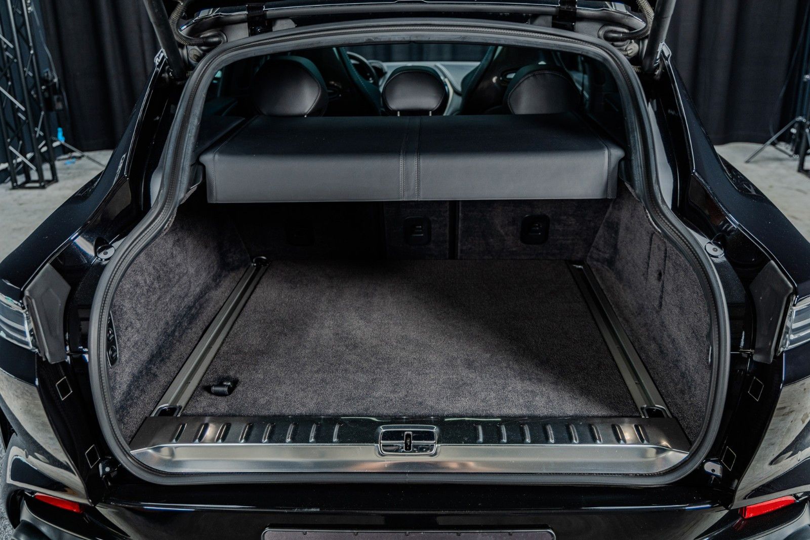 Fahrzeugabbildung Aston Martin DBX 4.0 V8 DBX707 + 2.Hand + Top Geplfegt