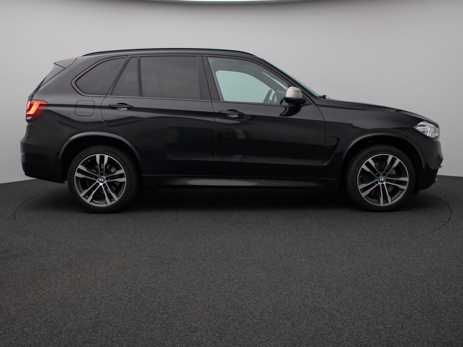 Fahrzeugabbildung BMW X5 M50d Kamera H/K NaviPro Xenon AHK Alarm