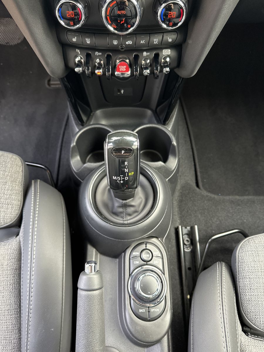 Fahrzeugabbildung MINI Cooper Classic Trim Black Ext. NAV+LED+KAM+CARPL