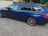 BMW 530i xDrive Touring A - - blaue BMW 530