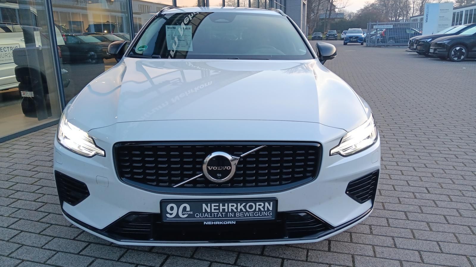 Fahrzeugabbildung Volvo V60 T6 Recharge AWD Plus Dark