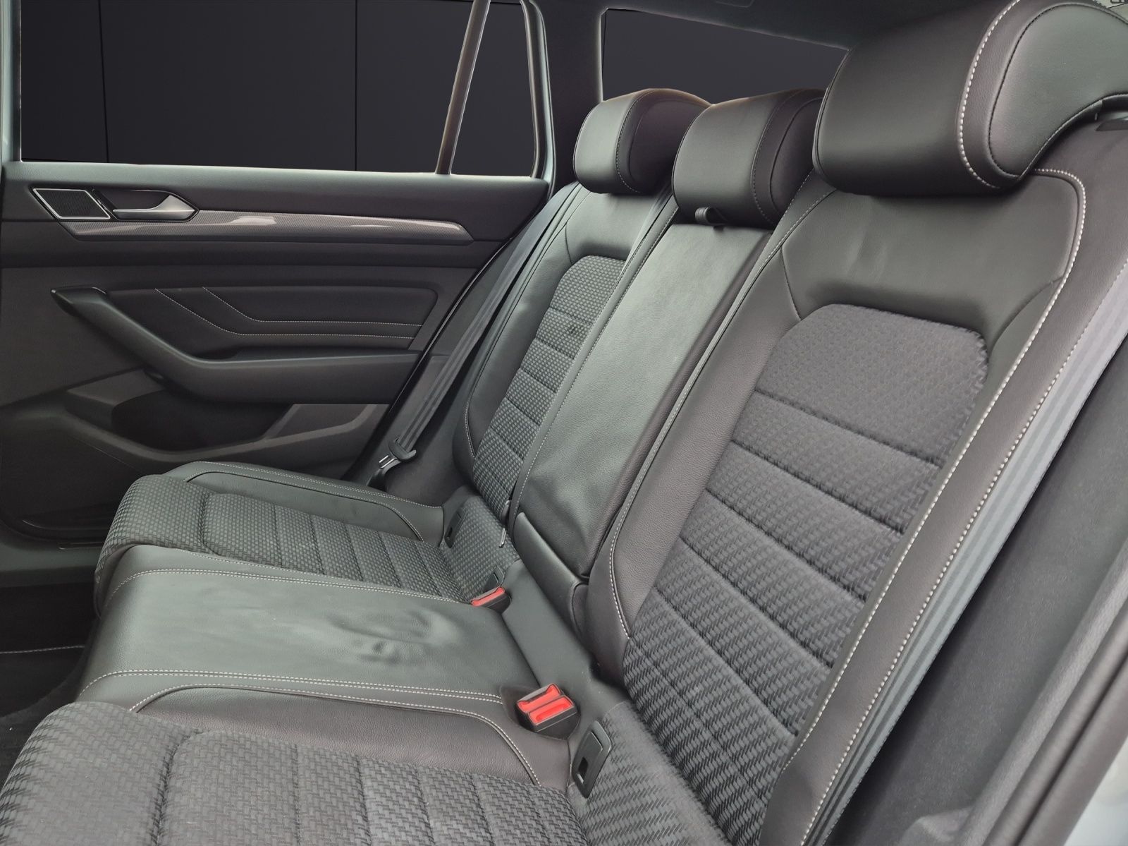 Fahrzeugabbildung Volkswagen Passat Variant TSI R-Line DSG Matrix Navi AID AC