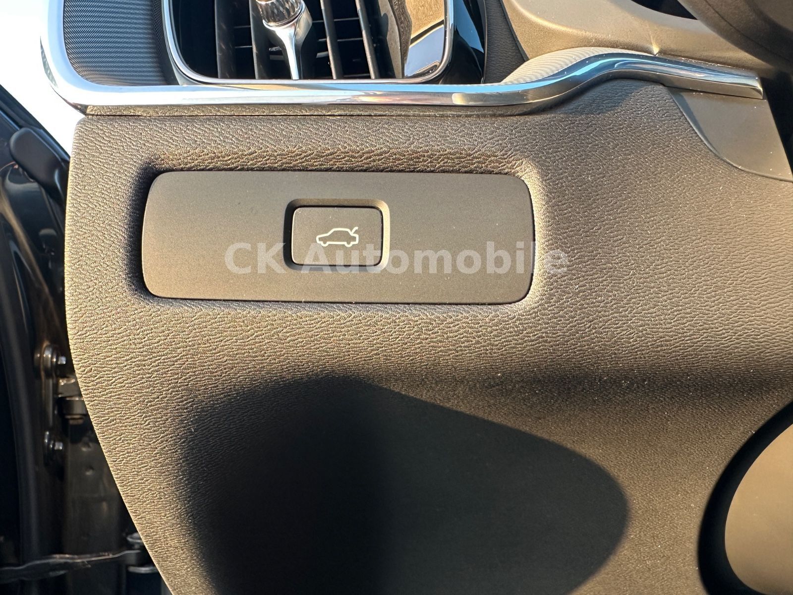 Fahrzeugabbildung Volvo XC60 B4 Plus Dark AWD/BLIS/Navi/LED/Kamera/AHK