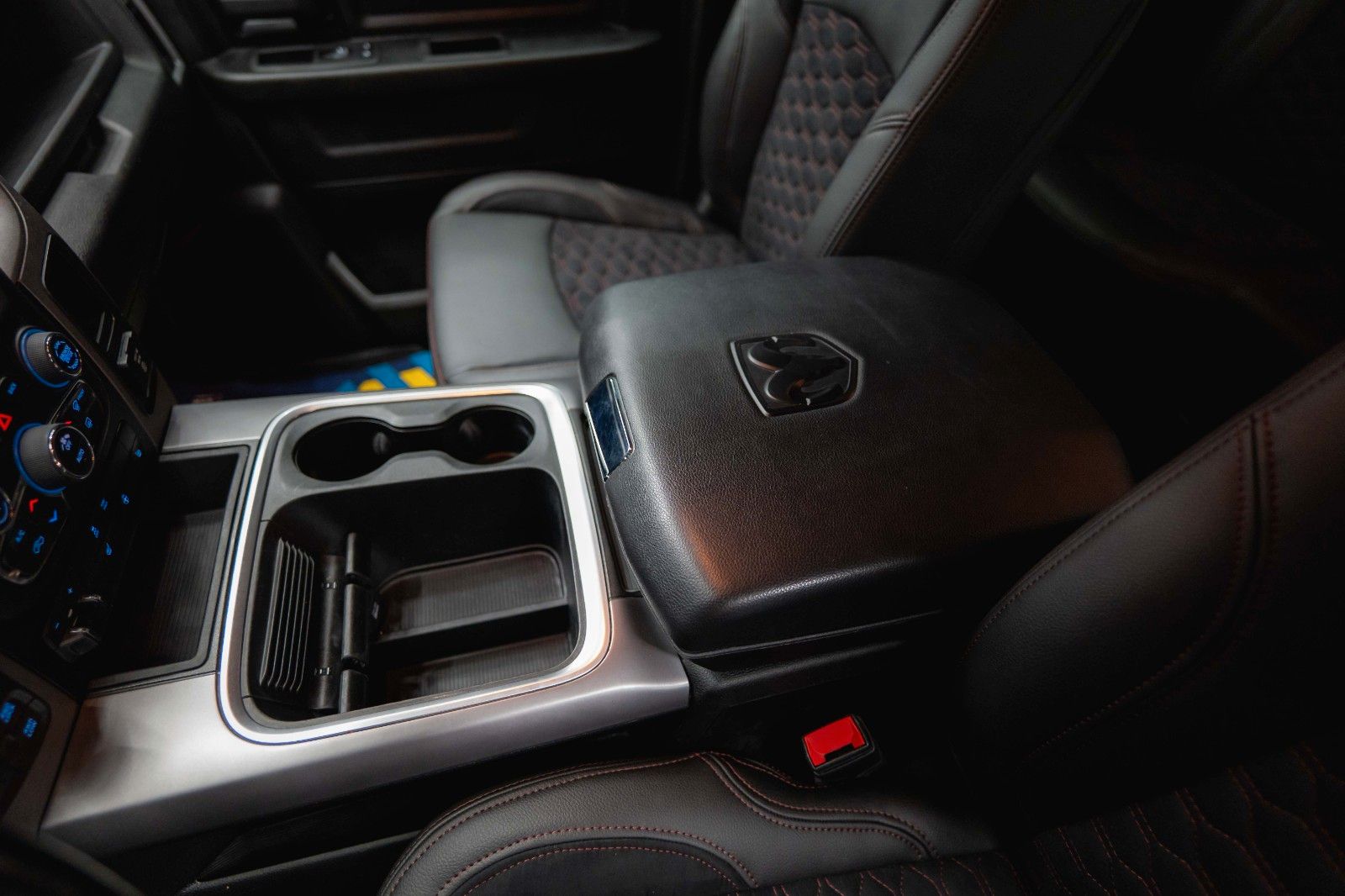 Fahrzeugabbildung Dodge RAM 5.7 V8 HEMI 4x4 OFFROAD Night-Paket *LED*AHK