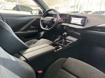 Fotografie des Opel Astra Sports Tourer 1.2 Turbo GS