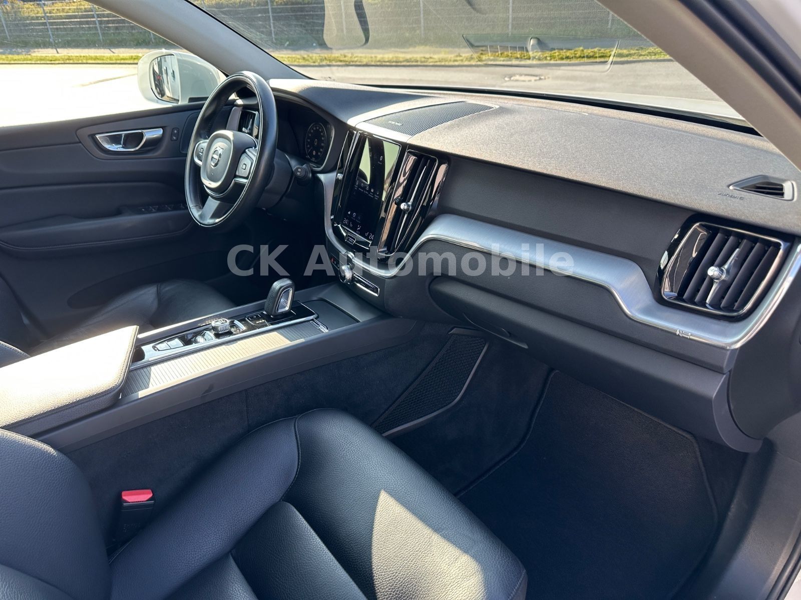 Fahrzeugabbildung Volvo XC60 B4 Momentum Pro AWD/Navi/Leder/Pano/LED/Kam