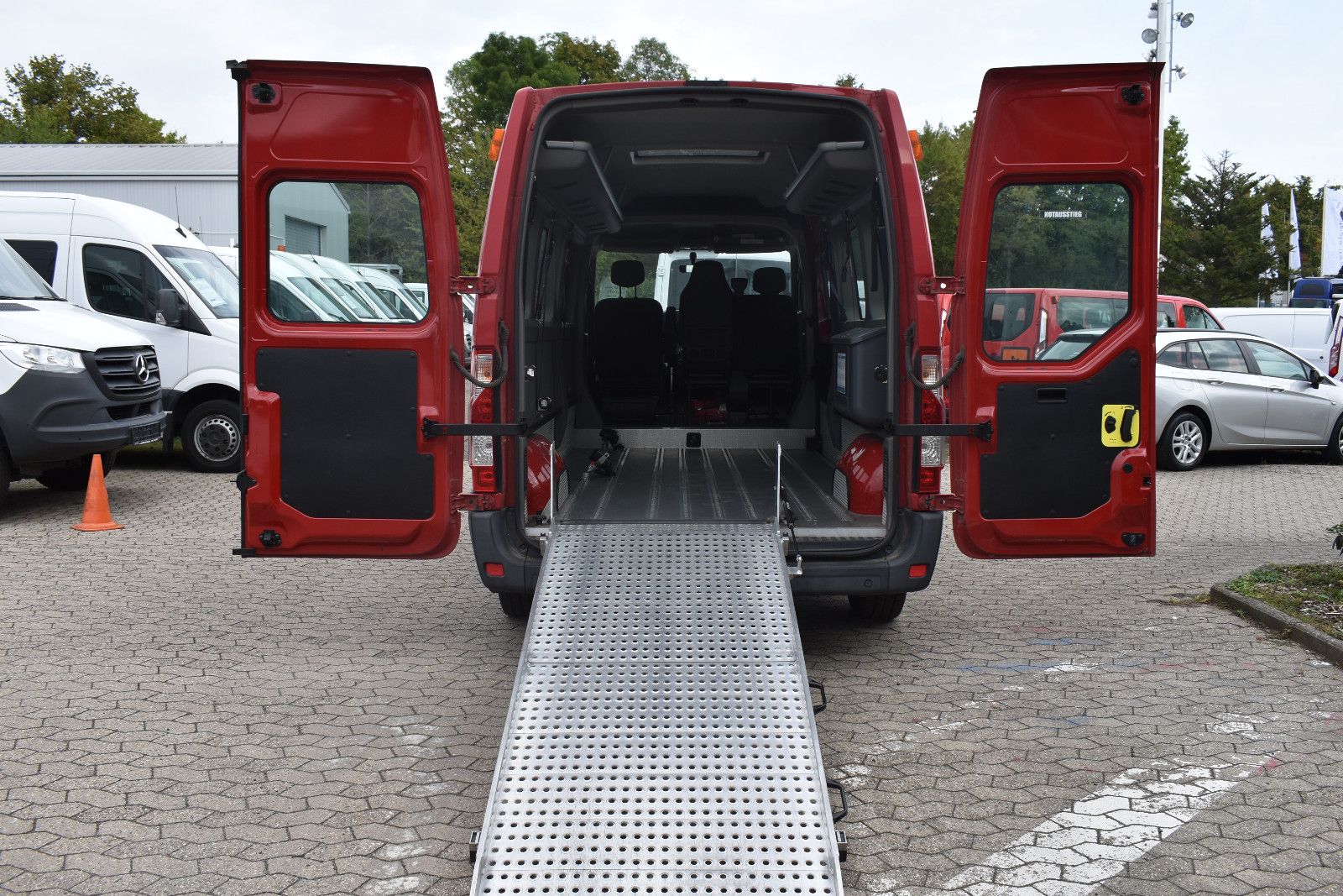 Fahrzeugabbildung Opel Movano B Kombi L3H2 3,5t Behindertengerecht 8068