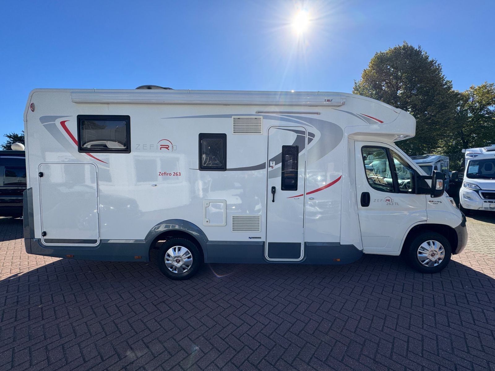 Fahrzeugabbildung Roller Team ZEFIRO 263 TL FIAT QUEENSBETT HUBBETT SOLAR TV